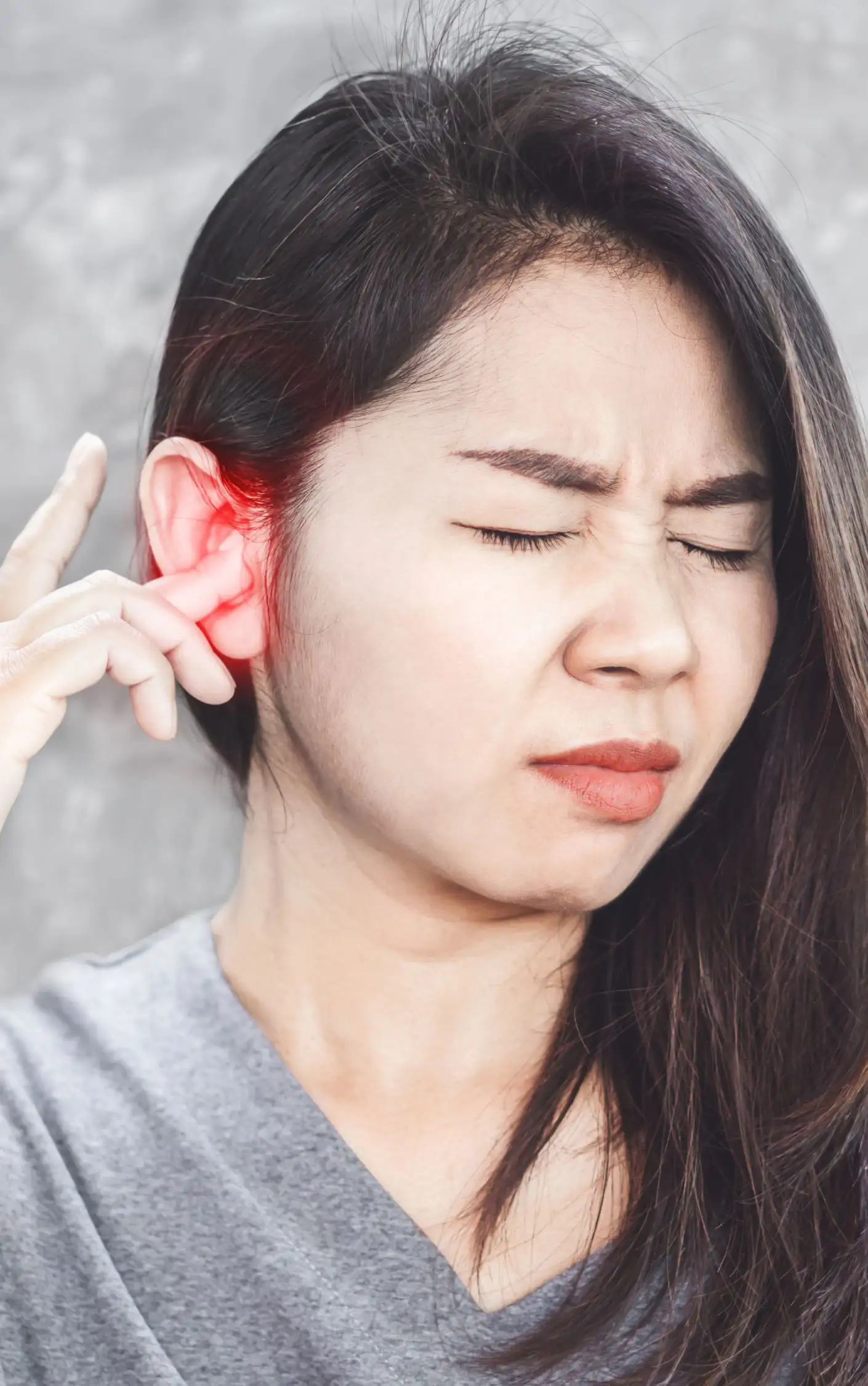 Jeuna femme se tenant l'oreille de douleur